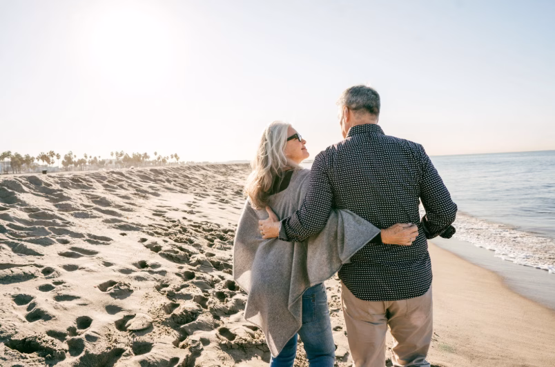 Couple sur la plage, sérénité — Assurance Décès & Obsèques Vision Conseil